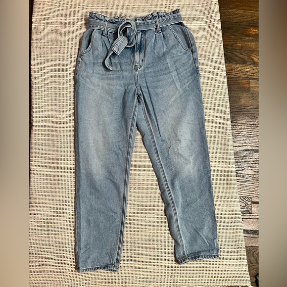 American Eagle Outfitters Highest Waist Mom Jean | 4 Short | Blue Heaven - Picture 3 of 3